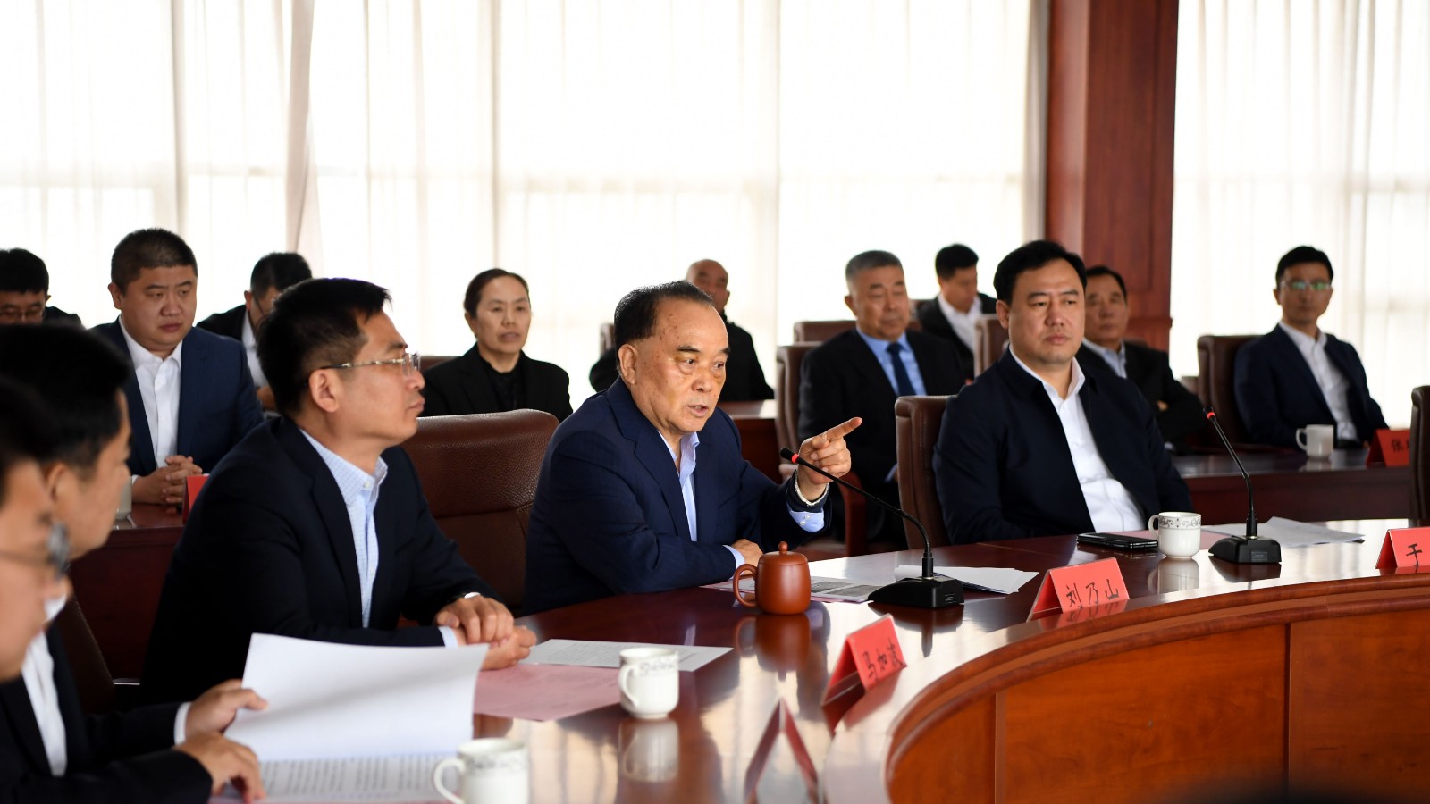 甘肅省定西市政協(xié)副主席、通渭縣委書記謝占武在膠州市委副書記、市長于冬泉陪同下到我集團考察訪問