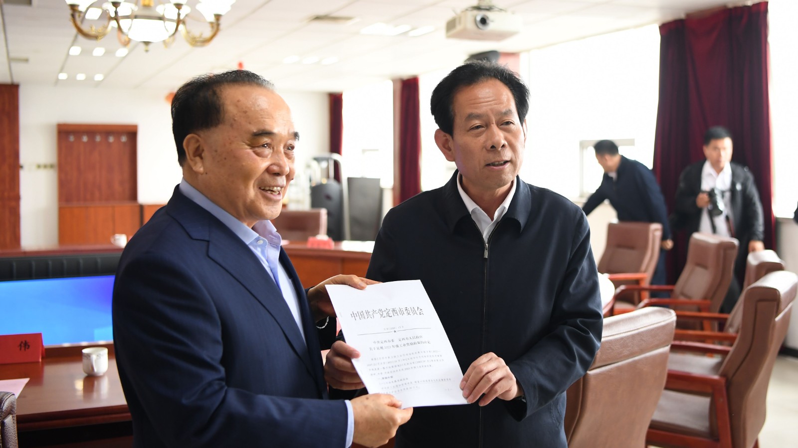 甘肅省定西市政協(xié)副主席、通渭縣委書記謝占武在膠州市委副書記、市長于冬泉陪同下到我集團考察訪問